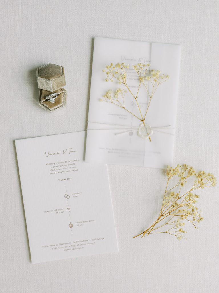 Wedding stationery grafisch ontwerp huwelijksuitnodigingen uitnodigingen letterpress met droogbloemen en waxzegel