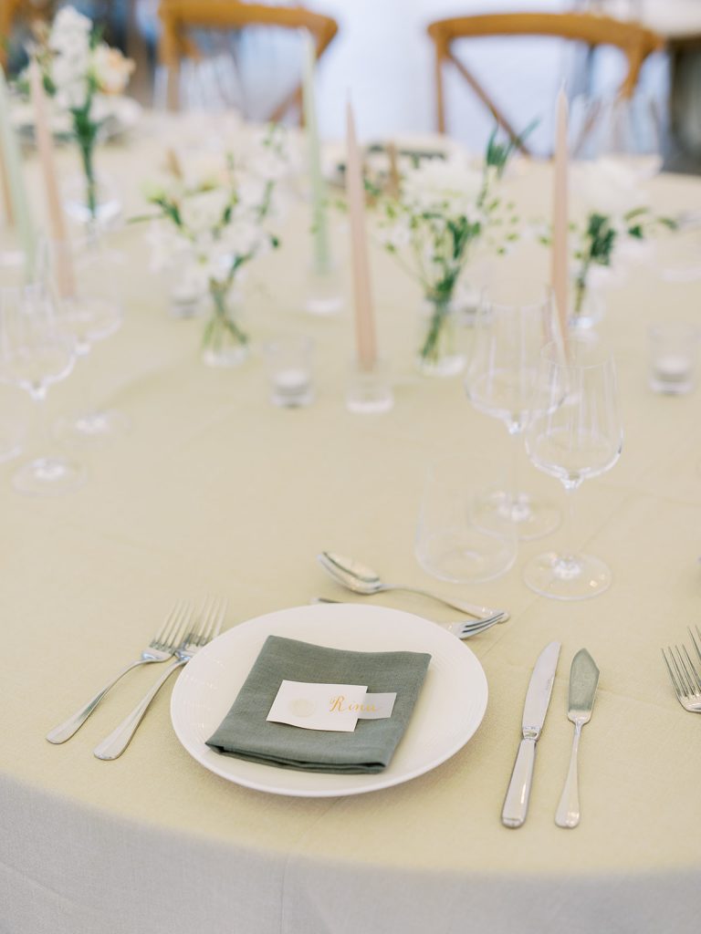 Tafel huwelijk diner etiquette glazen bestek bord tafeldecoratie groen wit beige